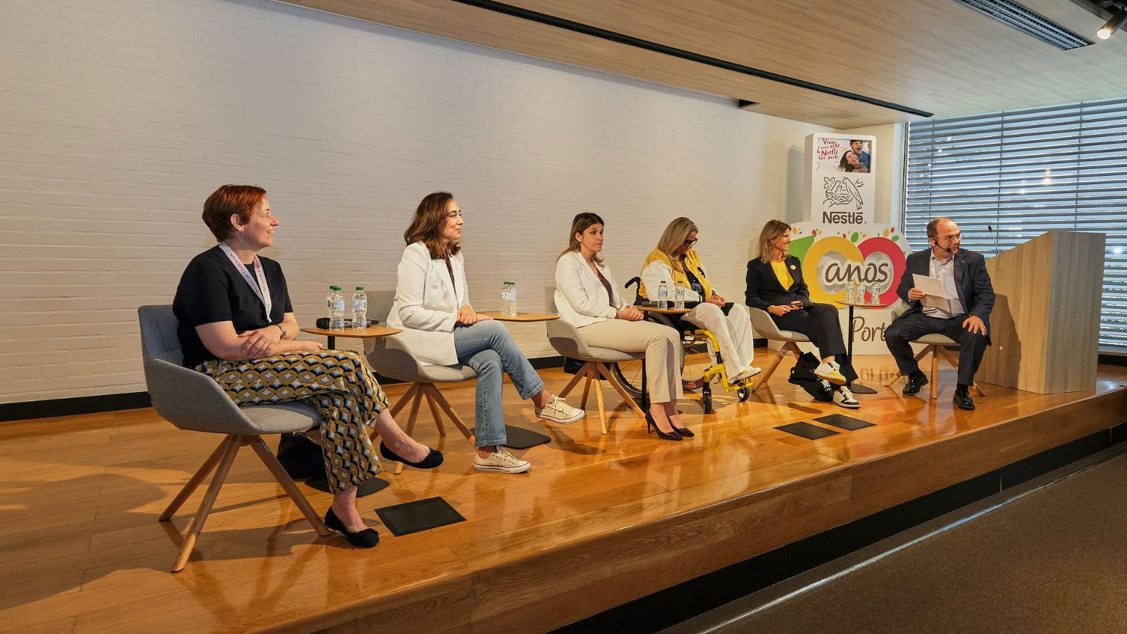 Intervenientes debatem em palco