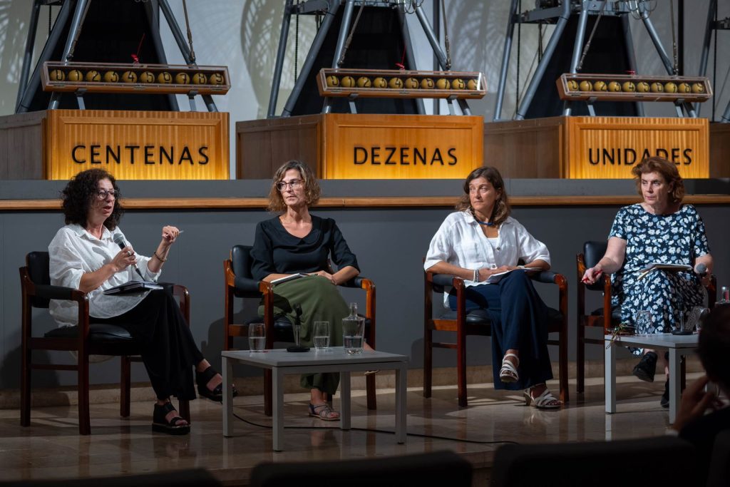 Conferência na sala das extrações