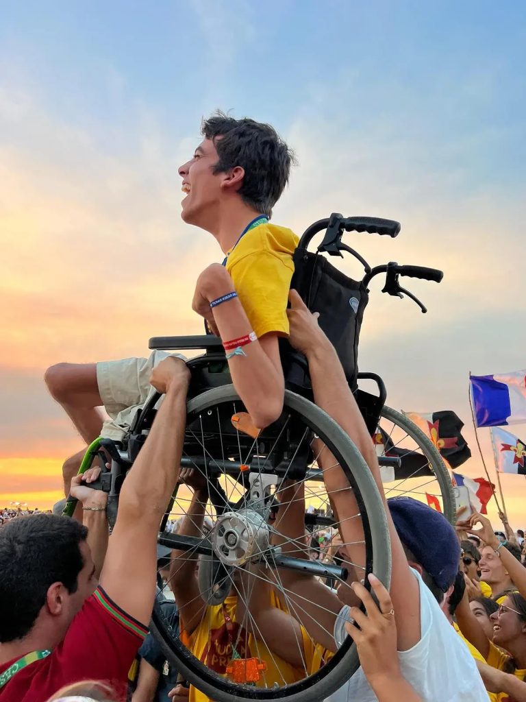 Lourenço a ser levantado durante a Jornada Mundial da Juventude. Uma fotografia magnífica de Luisa Roque de Pinho