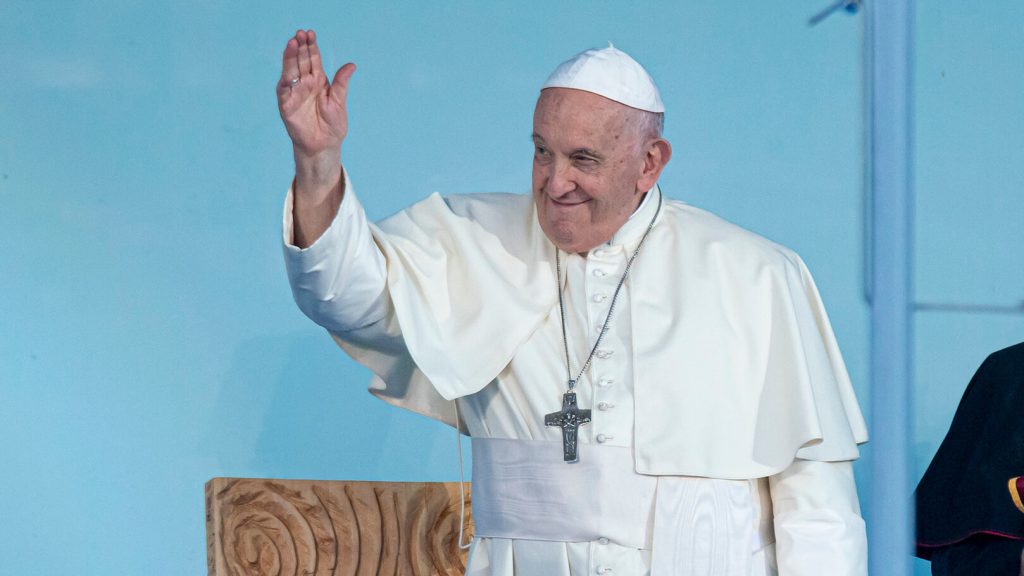 Fotografia do papa Francisco a acenar no palco da jornada mundial da juventude 2023, © Sebastião Roxo JMJ 2023