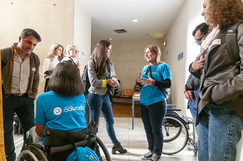 Pessoas em convívio antes do evento.