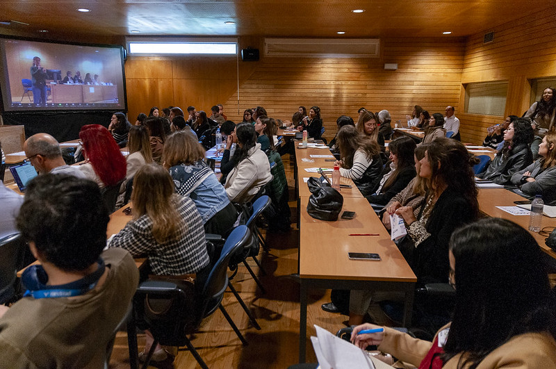 Pessoas sentadas a assistir ao evento.